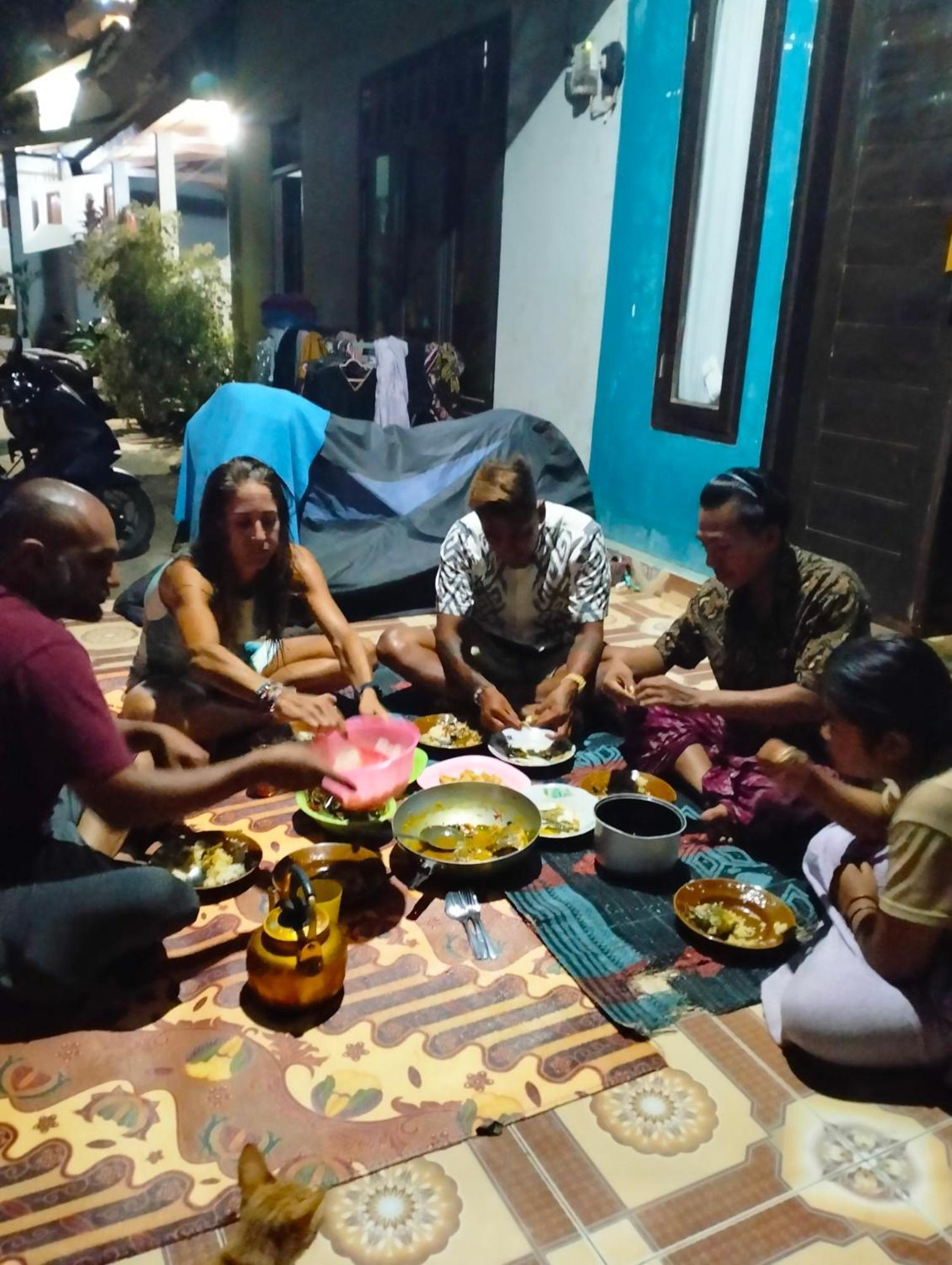 T&T Homestay Kuta  Buitenkant foto