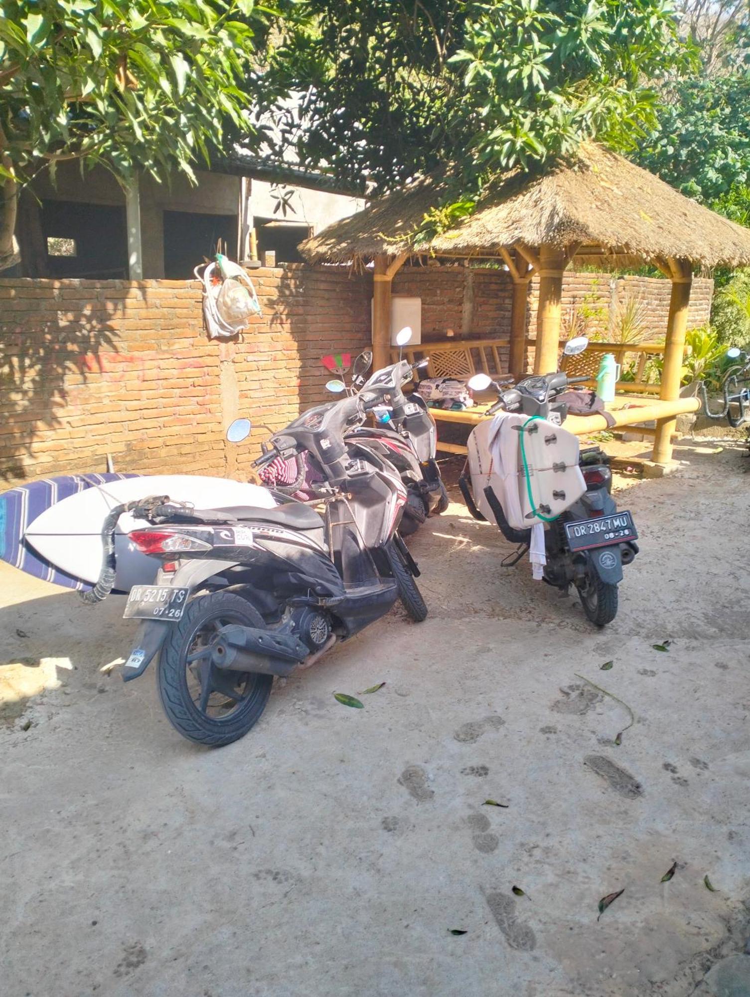 T&T Homestay Kuta  Buitenkant foto