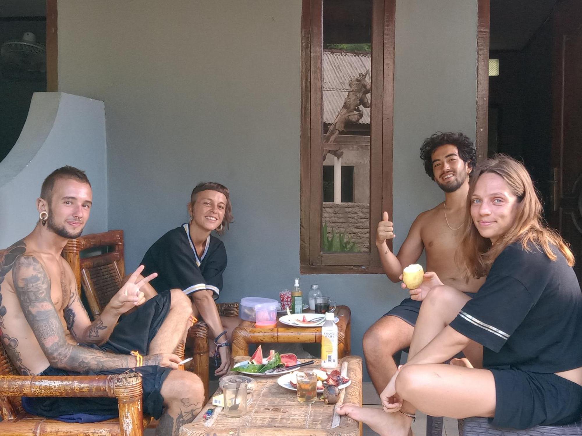 T&T Homestay Kuta  Buitenkant foto